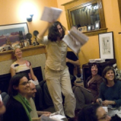 42. Votare per posta: votare a casa a un voting party, Oregon, 2008. "Voter dance" at a Portland, Oregon, voting party. About two dozen people attended the house party, where they drank wine, sang, debated the issues and marked their ballots. «The Oregonian» (October 25, 2008).